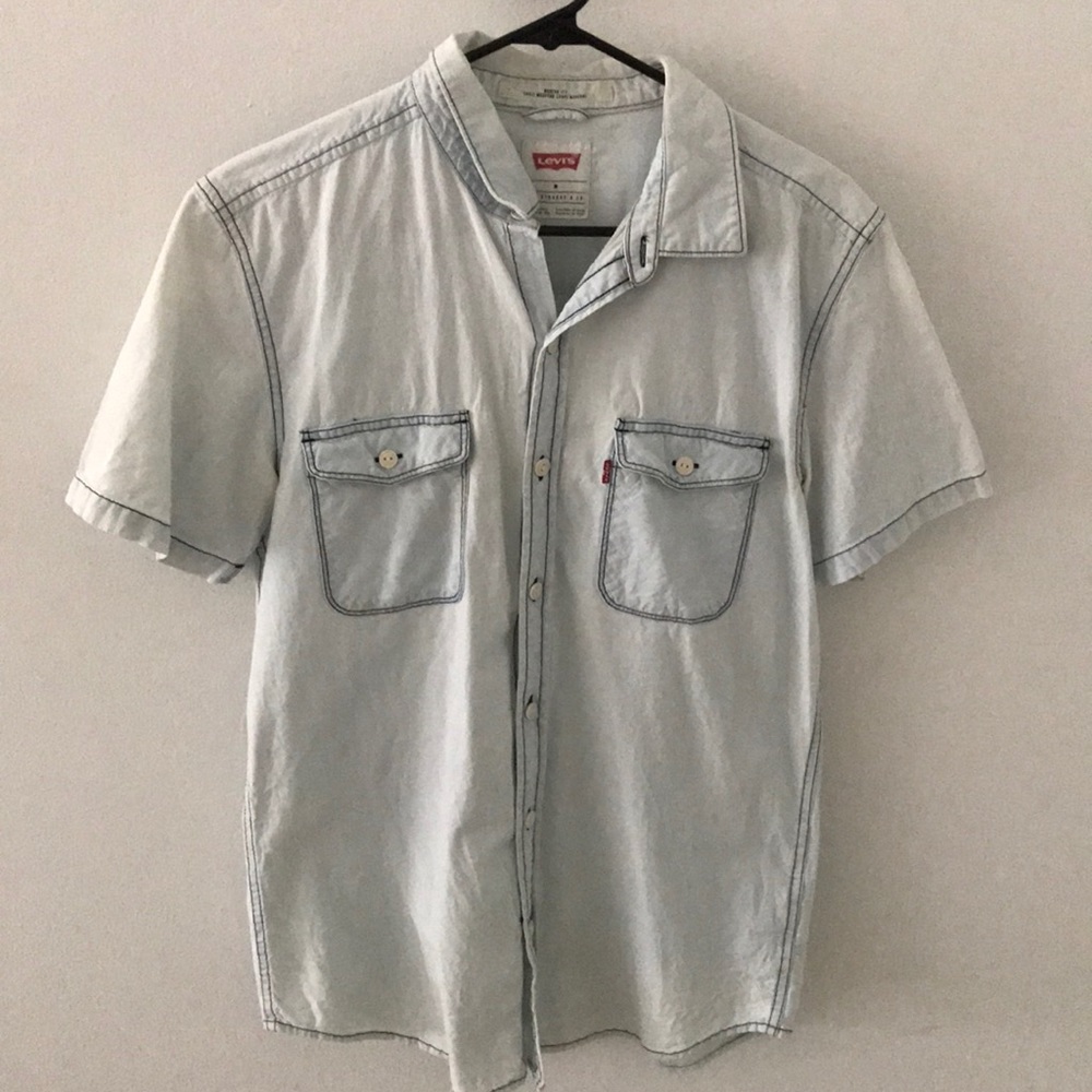 Levi’s Modern Fit Light Denim Short Sleeve Shirt